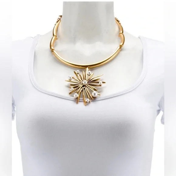 Oscar del La renta necklace preowned excellent shape